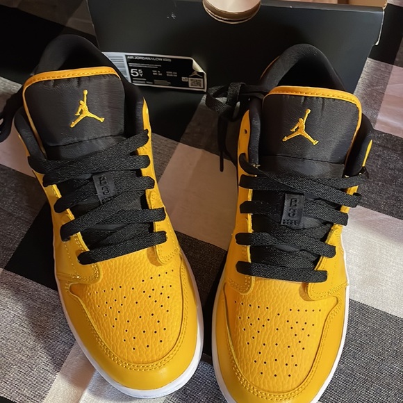 NIKE AIR JORDAN 1 LOW (GS) - Picture 3 of 3